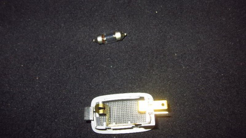 2016-2020-Kia-Sorento-Vanity-Mirror-Light-Bulbs-Replacement-Guide-009