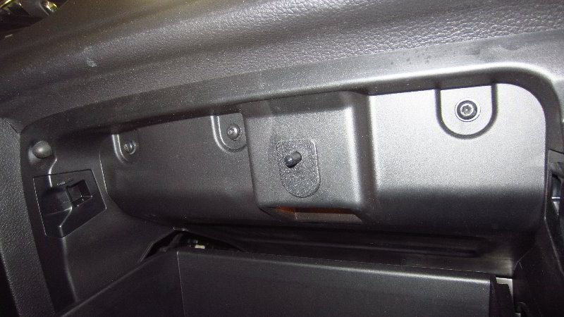 2017-2022-Jeep-Compass-Cabin-Air-Filter-Replacement-Guide-003