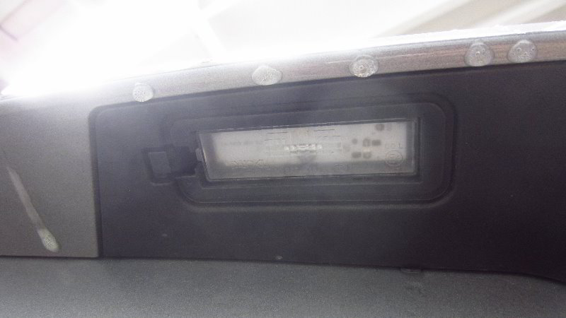 2017-2022-Jeep-Compass-License-Plate-Light-Bulbs-Replacement-Guide-002