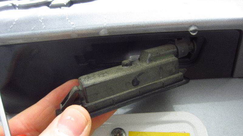 2017-2022-Jeep-Compass-License-Plate-Light-Bulbs-Replacement-Guide-005