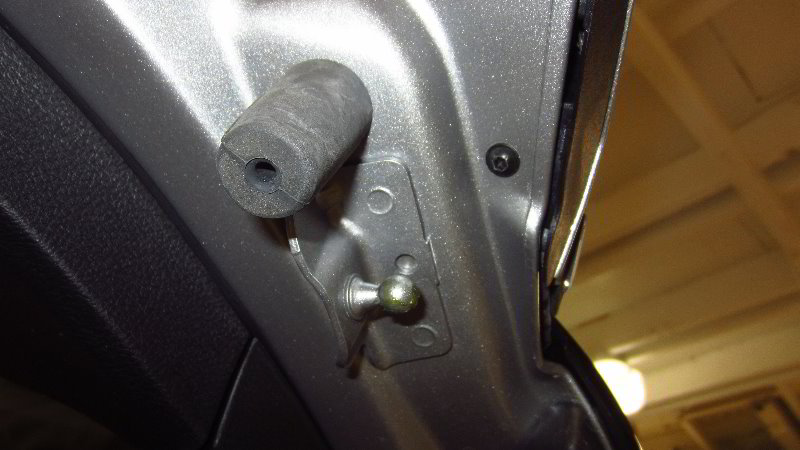 2017-2022-Jeep-Compass-Tailgate-Support-Struts-Replacement-Guide-009