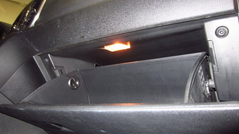 2017-2022-Kia-Sportage-Glove-Box-Light-Bulb-Replacement-Guide-002