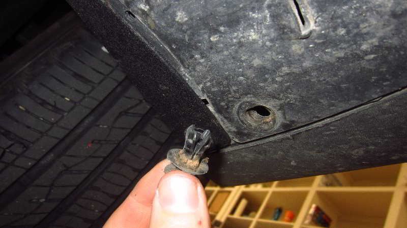 2017-2022-Kia-Sportage-Rear-Turn-Signal-Reverse-Light-Bulbs-Replacement-Guide-007