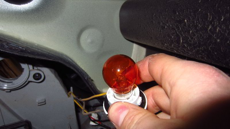 2017-2022-Kia-Sportage-Rear-Turn-Signal-Reverse-Light-Bulbs-Replacement-Guide-013