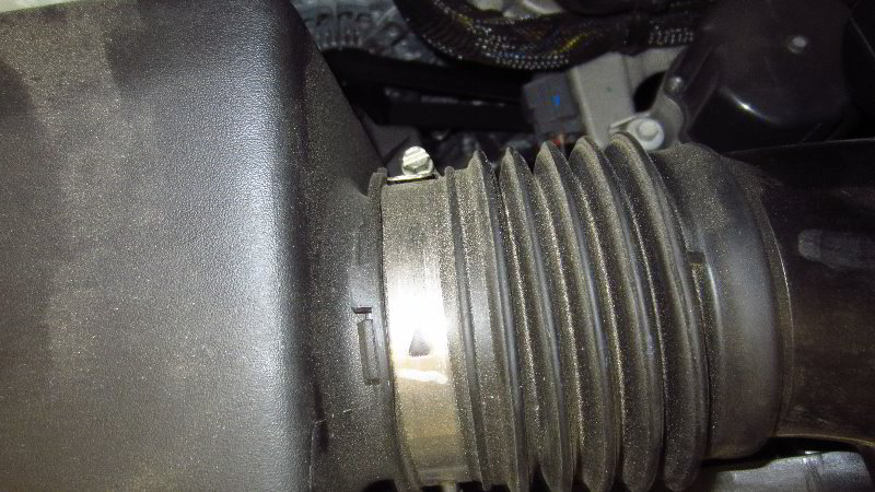 2018-2023-Jeep-Wrangler-Headlight-Bulbs-Replacement-Guide-011