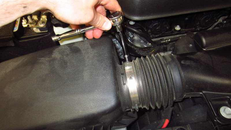 2018-2023-Jeep-Wrangler-Headlight-Bulbs-Replacement-Guide-012