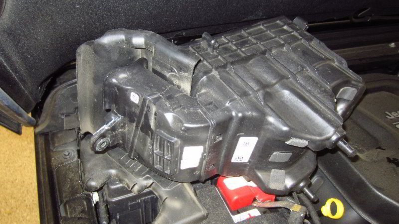 2018-2023-Jeep-Wrangler-Headlight-Bulbs-Replacement-Guide-020