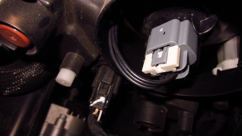 2018-2023-Jeep-Wrangler-Headlight-Bulbs-Replacement-Guide-024