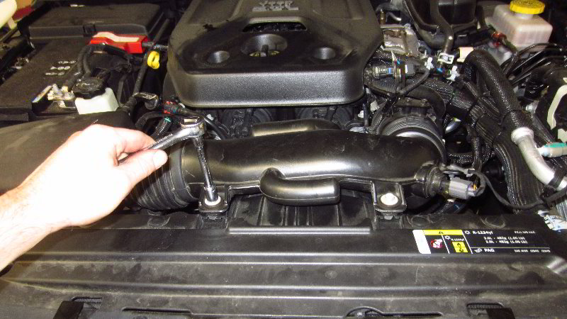 2018-2023-Jeep-Wrangler-Headlight-Bulbs-Replacement-Guide-049