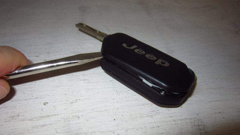 2018-2023-Jeep-Wrangler-Key-Fob-Battery-Replacement-Guide-007