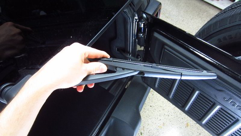 2018-2023-Jeep-Wrangler-Rear-Wiper-Blade-Replacement-Guide-005