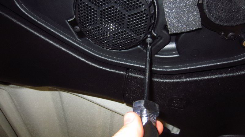 2018-2023-Jeep-Wrangler-Roll-Bar-Speakers-Replacement-Guide-011