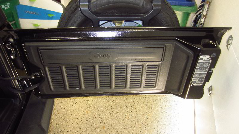 2018-2023-Jeep-Wrangler-Tail-Light-Bulbs-Replacement-Guide-002