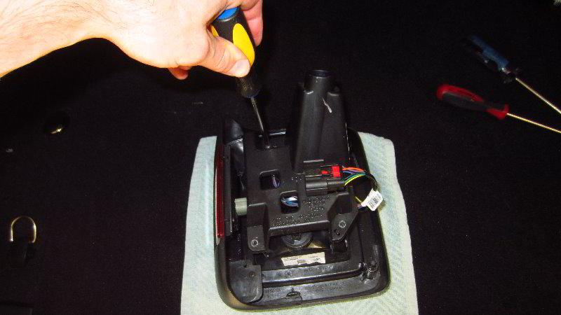 2018-2023-Jeep-Wrangler-Tail-Light-Bulbs-Replacement-Guide-019