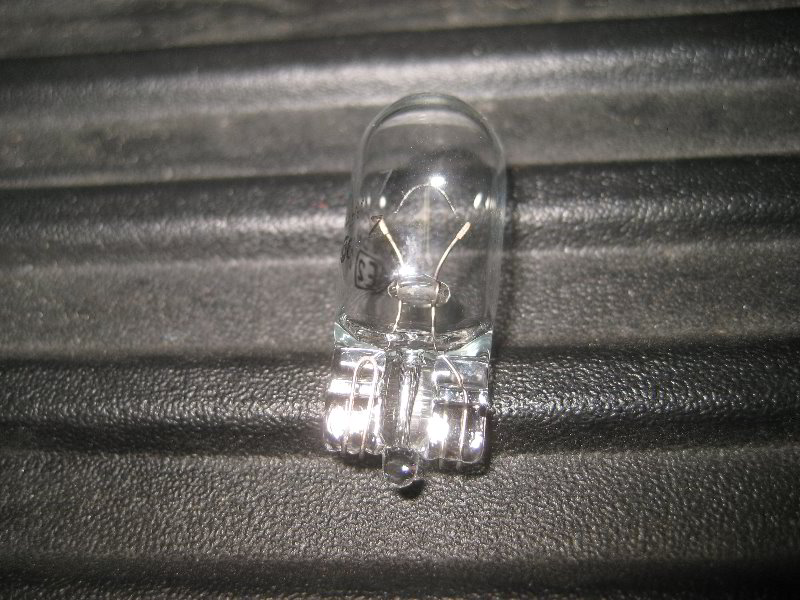 2018-Ford-Expedition-License-Plate-Light-Bulbs-Replacement-Guide-010