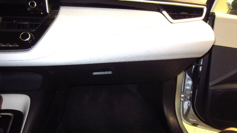 2020-Toyota-Corolla-Cabin-Air-Filter-Replacement-Guide-001