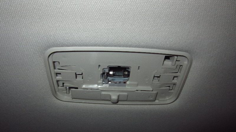 2020-Toyota-Corolla-Dome-Light-Bulb-Replacement-Guide-007
