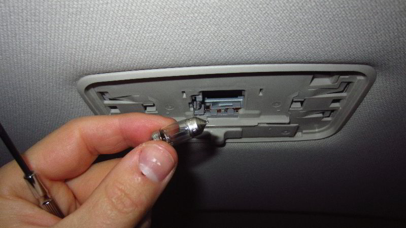 2020-Toyota-Corolla-Dome-Light-Bulb-Replacement-Guide-009