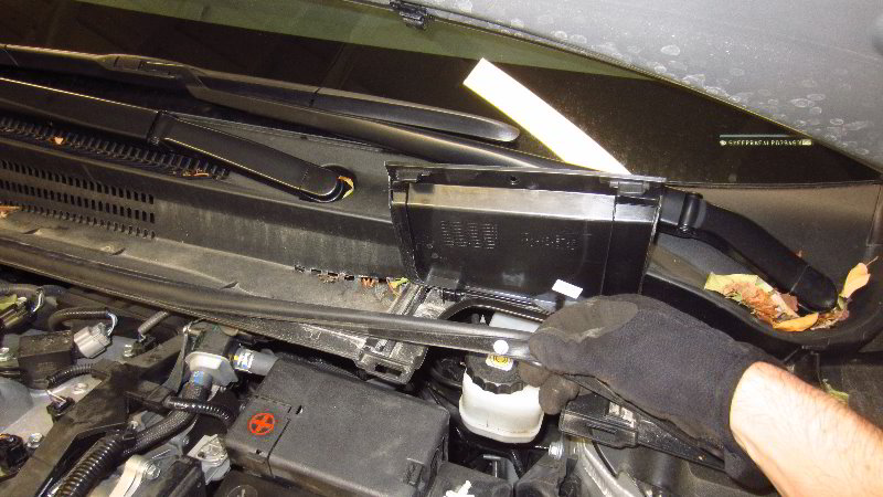 2020-Toyota-Corolla-Front-Brake-Pads-Replacement-Guide-027