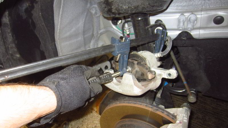 2020-Toyota-Corolla-Front-Brake-Pads-Replacement-Guide-031