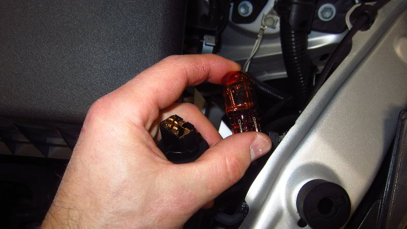 2020-Toyota-Corolla-Front-Turn-Signal-Light-Bulb-Replacement-Guide-007