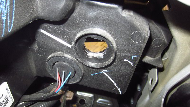 2020-Toyota-Corolla-Front-Turn-Signal-Light-Bulb-Replacement-Guide-009