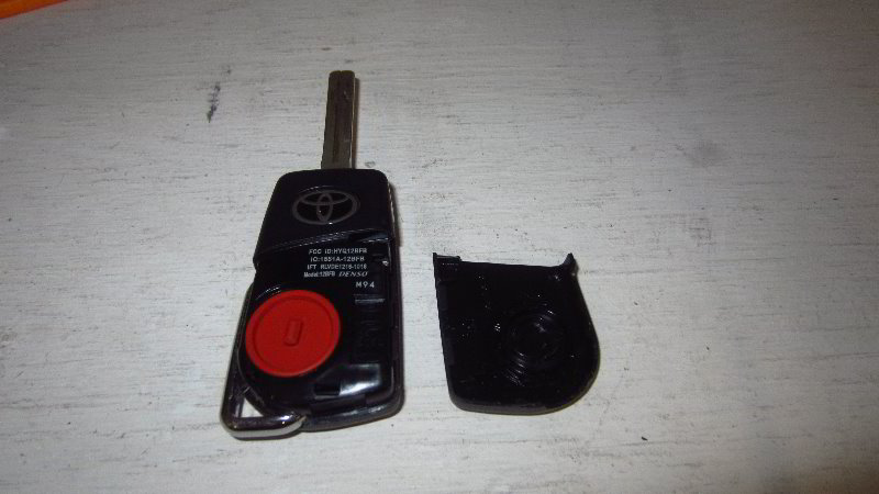2020-Toyota-Corolla-Key-Fob-Battery-Replacement-Guide-007
