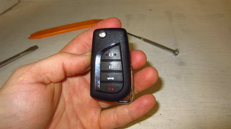 2020-Toyota-Corolla-Key-Fob-Battery-Replacement-Guide-020