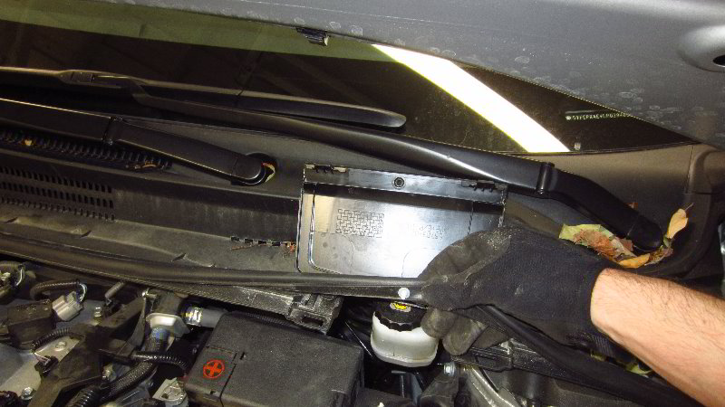 2020-Toyota-Corolla-Rear-Brake-Pads-Replacement-Guide-030