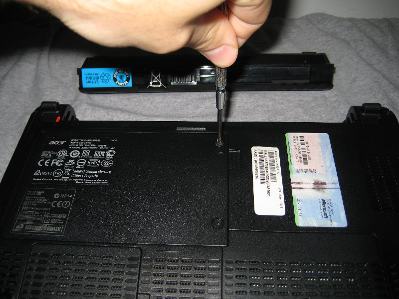 Acer-Aspire-One-Netbook-Hard-Drive-RAM-Upgrade-Guide-006