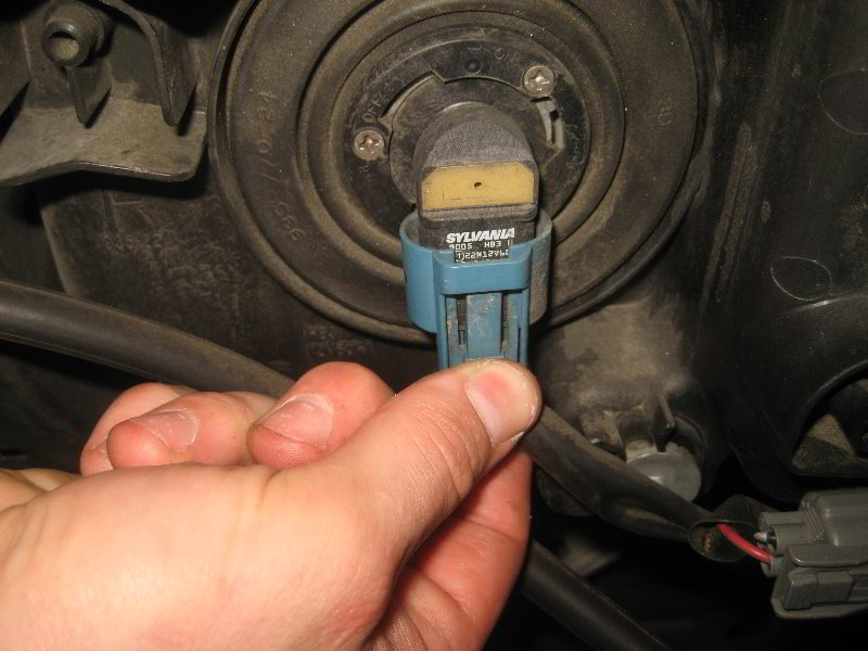 Acura-MDX-Headlight-Bulbs-Replacement-Guide-016