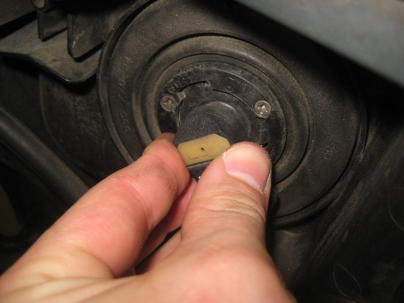 Acura-MDX-Headlight-Bulbs-Replacement-Guide-022