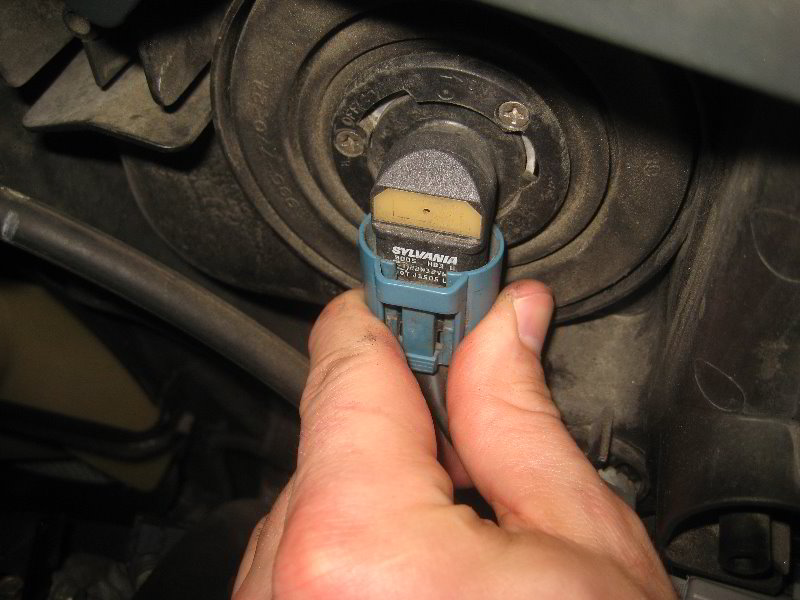 Acura-MDX-Headlight-Bulbs-Replacement-Guide-024