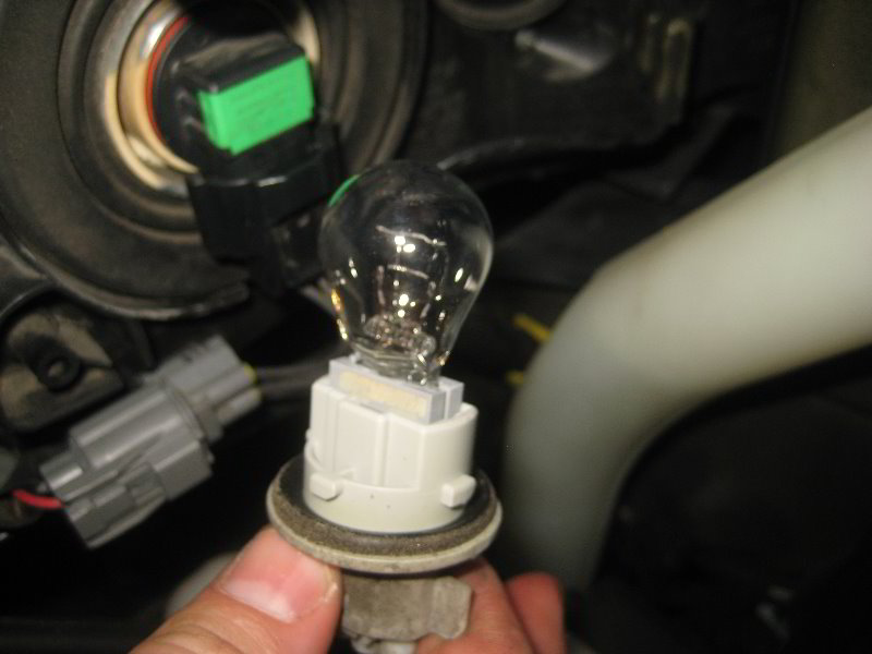 Acura-MDX-Headlight-Bulbs-Replacement-Guide-028