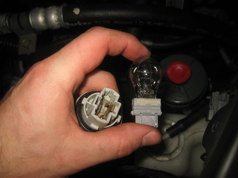 Acura-MDX-Headlight-Bulbs-Replacement-Guide-029
