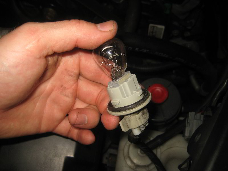 Acura-MDX-Headlight-Bulbs-Replacement-Guide-031