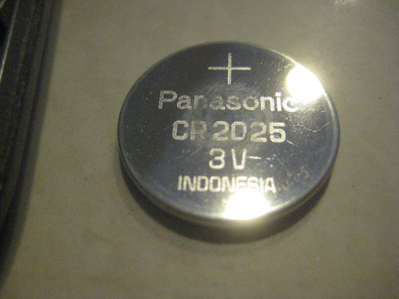 Acura-MDX-Key-Fob-Battery-Replacement-Guide-009