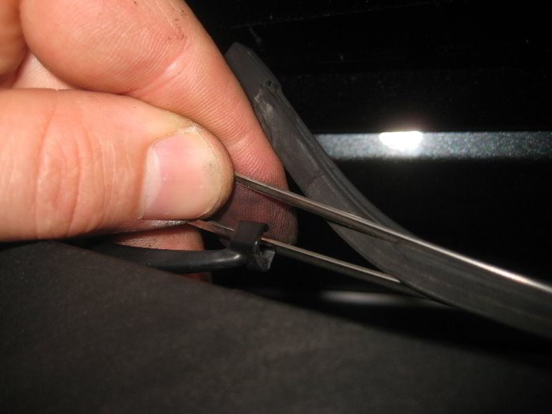 Acura-MDX-Rear-Wiper-Blade-Replacement-Guide-006