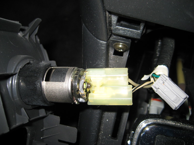 Blitzsafe-Toyota-Corolla-Aux-Input-Install-Guide-Review-008