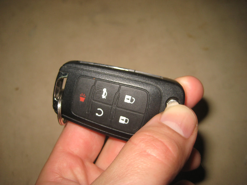 Buick-LaCrosse-Key-Fob-Battery-Replacement-Guide-003