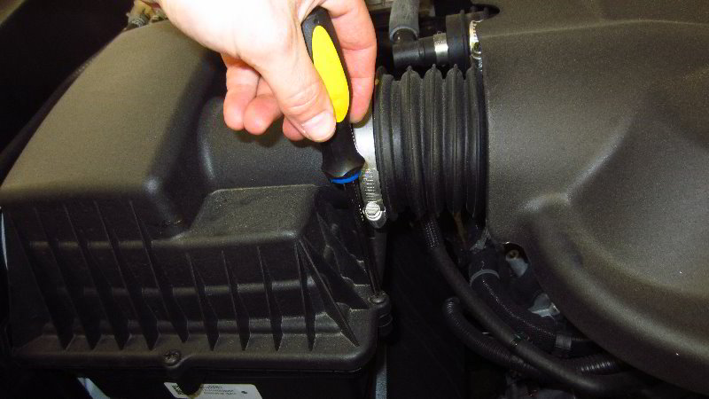 Chevrolet-Colorado-Engine-Air-Filter-Replacement-Guide-003