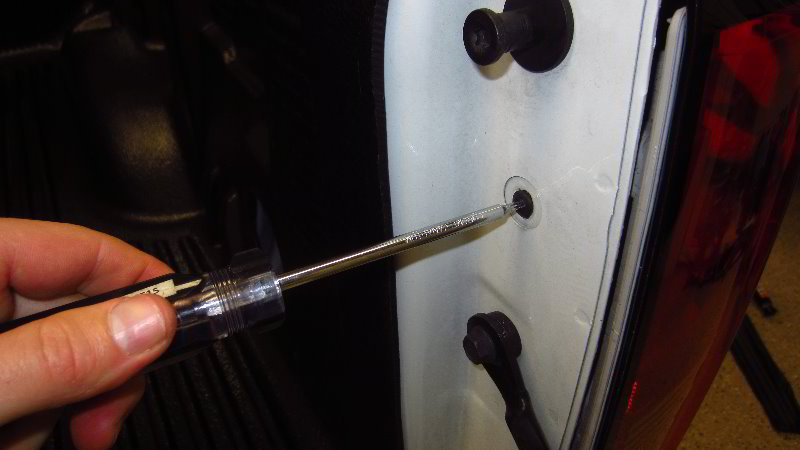 Chevrolet-Colorado-Tail-Light-Bulbs-Replacement-Guide-004