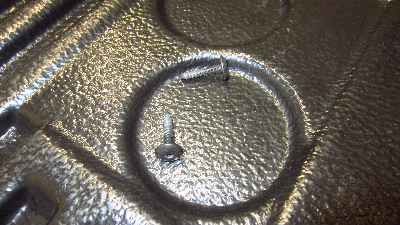 Chevrolet-Colorado-Tail-Light-Bulbs-Replacement-Guide-005