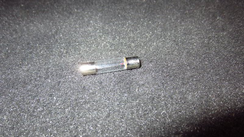 Chevrolet-Colorado-Vanity-Mirror-Light-Bulbs-Replacement-Guide-009