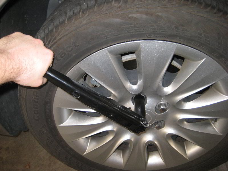 Chrysler-200-12V-Automotive-Battery-Replacement-Guide-002