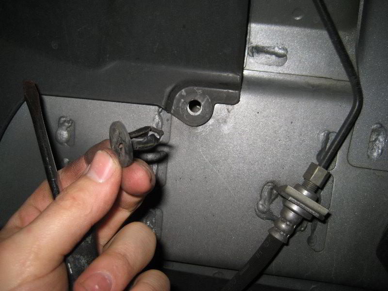 Chrysler20012VAutomotiveBatteryReplacementGuide010