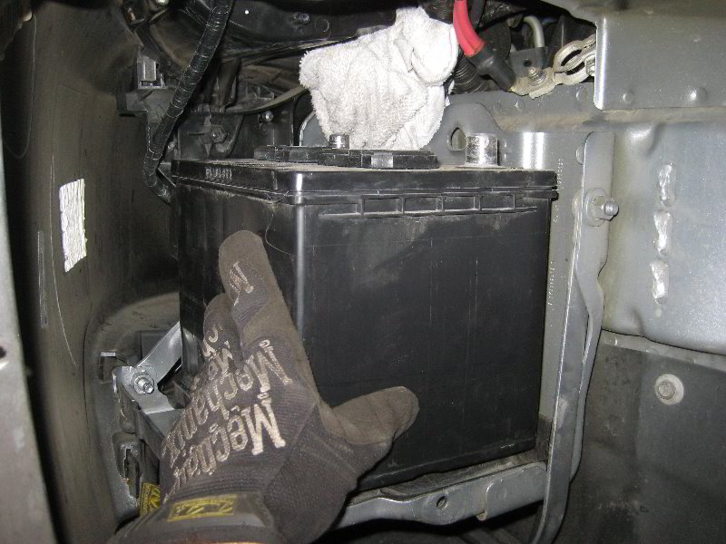 Chrysler20012VAutomotiveBatteryReplacementGuide039