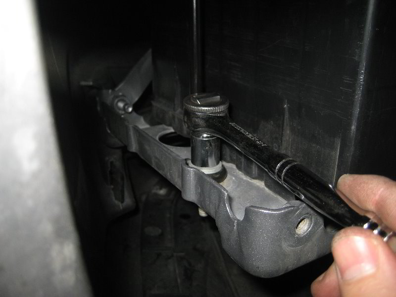 Chrysler20012VAutomotiveBatteryReplacementGuide048