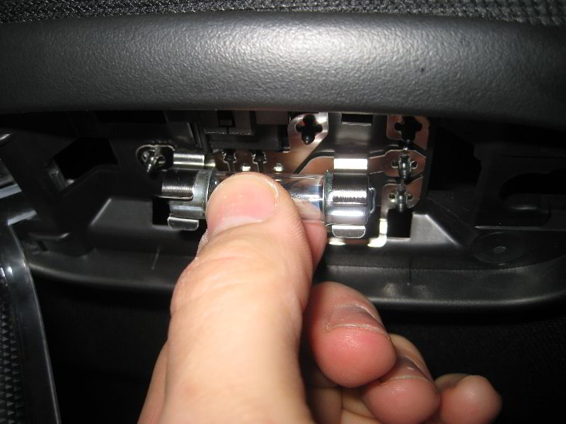 Chrysler-200-Dome-Light-Bulb-Replacement-Guide-006