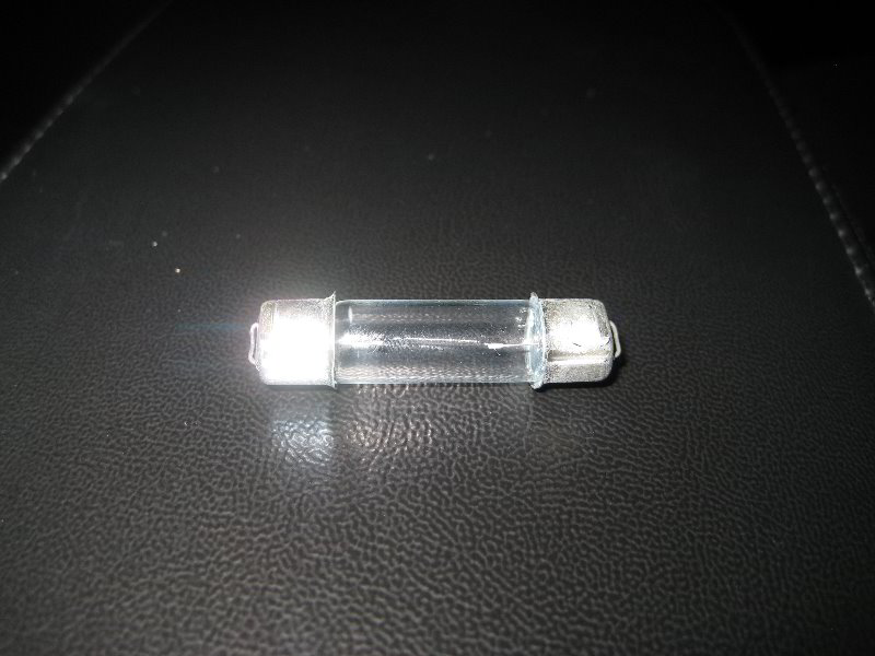 Chrysler-200-Dome-Light-Bulb-Replacement-Guide-007